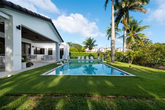 Building Photo - 2560 NE 199th St