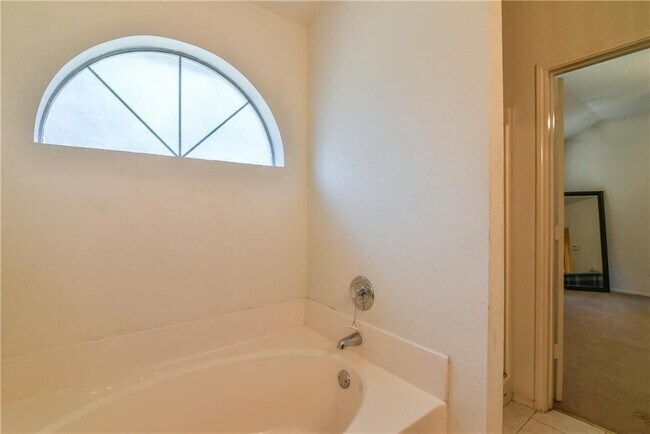 Building Photo - Ready to Move in... Do not miss this house...