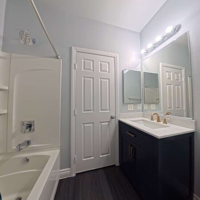 Building Photo - Spacious 2-bed 2-bath with Attached Car Garage at Tripoly!
