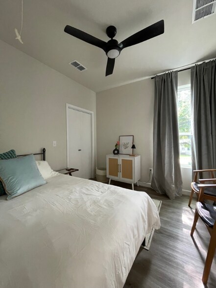 Building Photo - 605 E 7th St