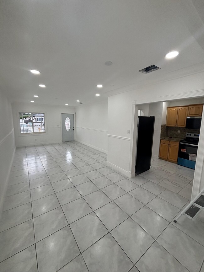 Building Photo - 250 E 34th St