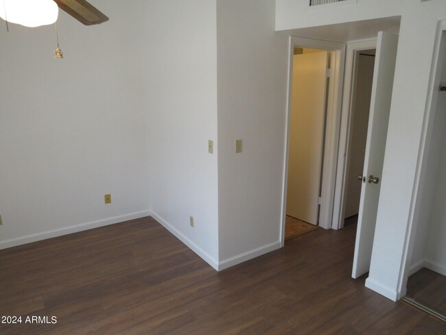 Building Photo - 921 W University Dr