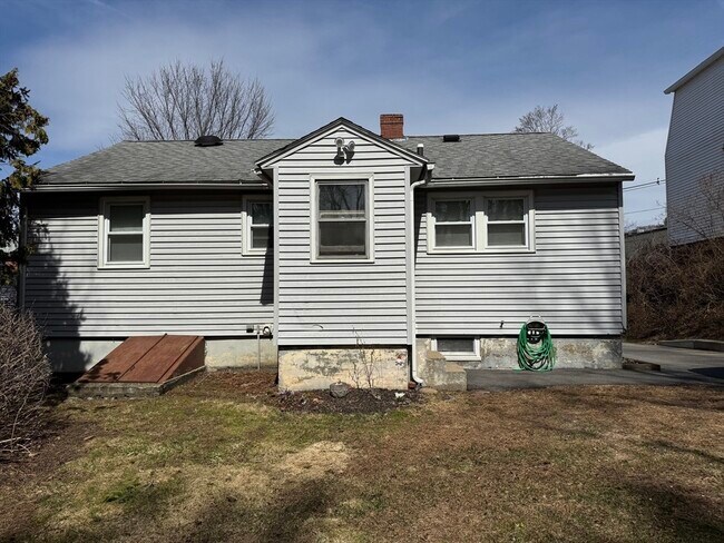 Building Photo - 173 Pleasant St