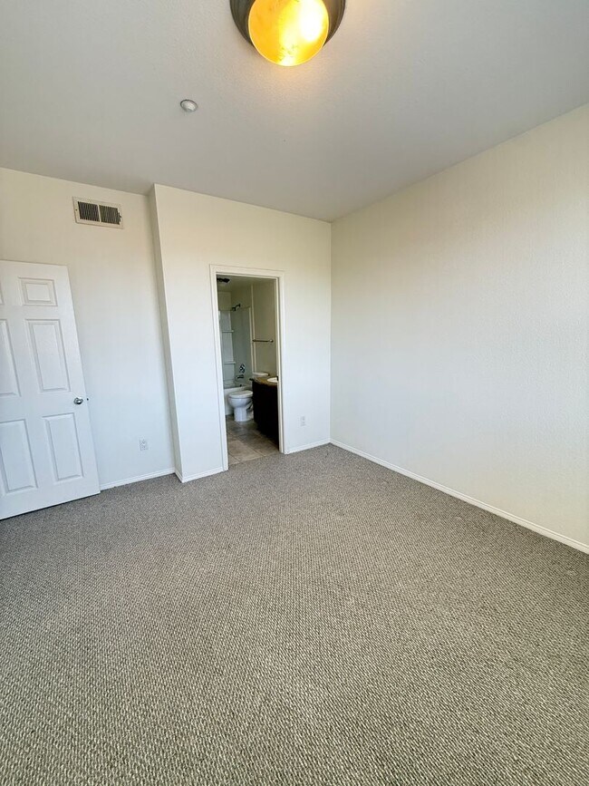 Building Photo - Great 2 bedroom unit upstairs nobody above you!