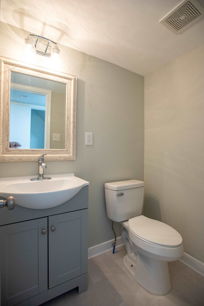 Building Photo - 2109 Lauderdale Dr