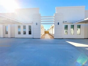 Building Photo - 19 Petri Dr