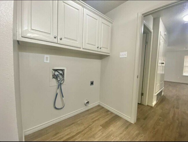 Building Photo - Updated house in East Lubbock