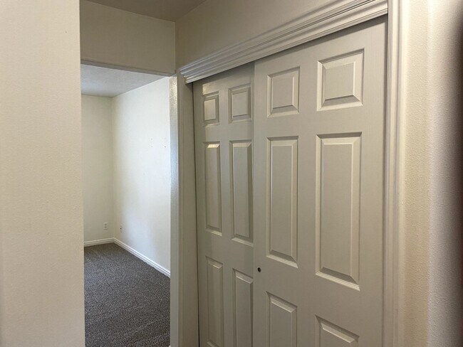 Building Photo - Provo 4bd 3ba Twin-home with Main Floor Master!