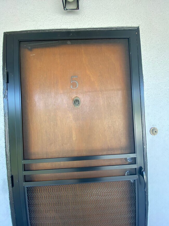 Building Photo - 1 Bedroom 1 Bath Apartment in Los Feliz!