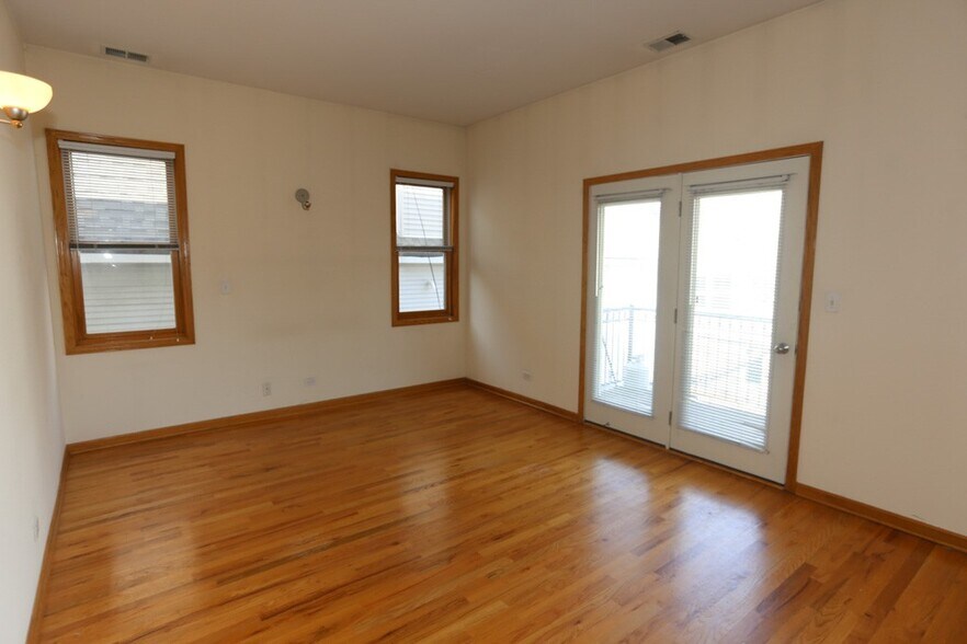 Building Photo - 824 W Buckingham Pl