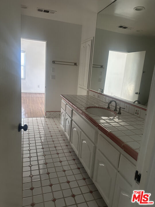Building Photo - 320 S McCarty Dr