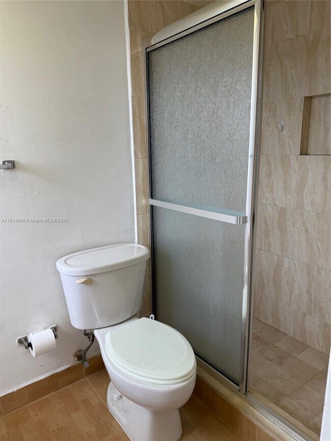 Building Photo - 620 NE 12th Ave