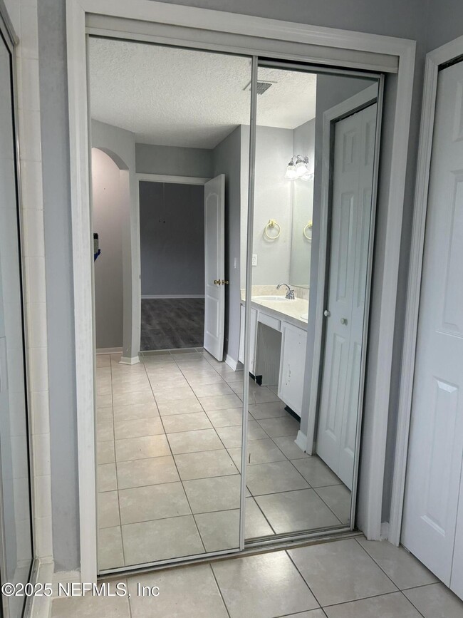 Building Photo - 10258 Meadow Point Dr