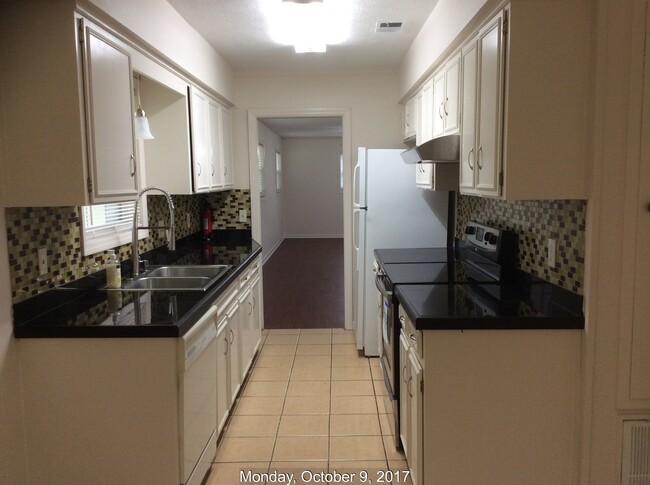 Building Photo - r6343