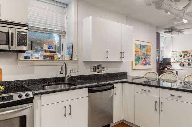 Building Photo - 130 Longwood Ave