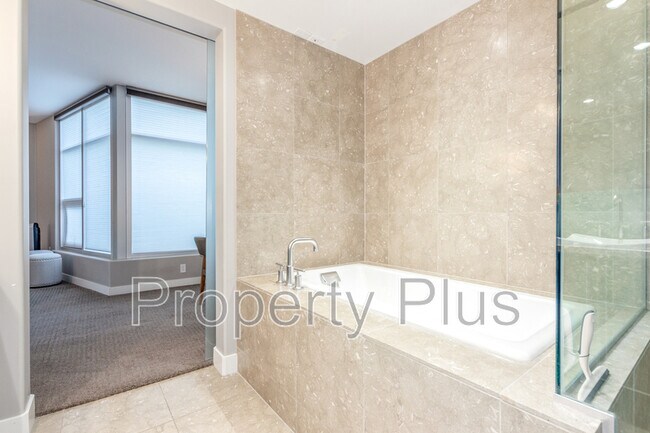 Building Photo - 140 E Rio Salado Pky