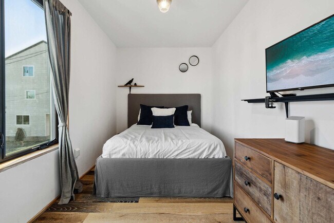 Building Photo - 10 Anchor St