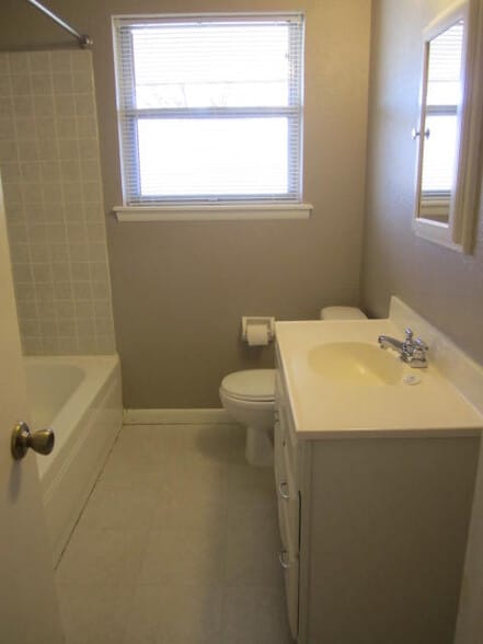 Building Photo - 721 N Bristow Ave