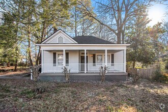 Building Photo - 3 bdrm, 2 bath home just a 3 minute walk t...