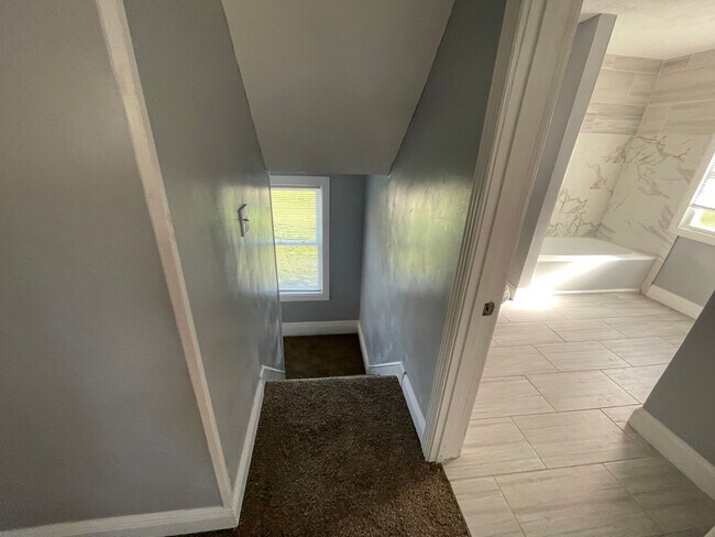 Building Photo - DAYTON, OH - FIVE OAKS - 3 BEDROOM/1 BATH ...