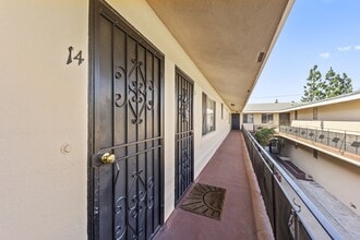 Building Photo - 940 W Gage Ave