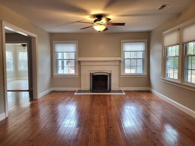 Building Photo - 2 bedroom farm house