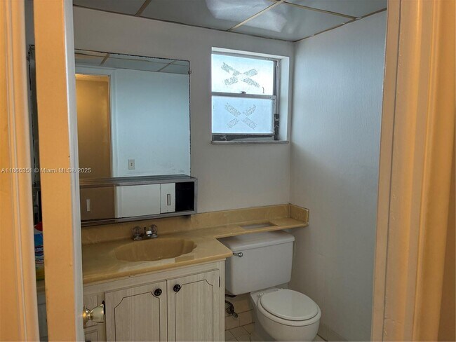 Building Photo - 609 NE 14th Ave