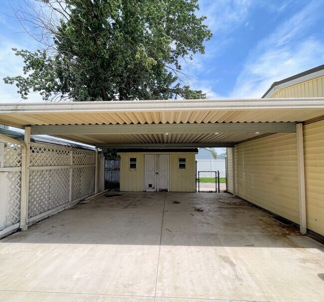 Building Photo - 3 bedroom home located in South Hutchinson