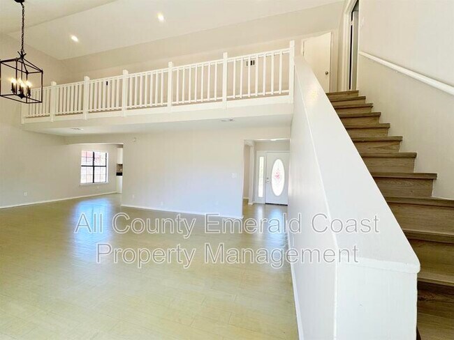 Building Photo - 710 Swan Ln