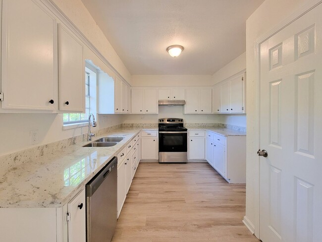 Building Photo - BEAUTIFUL RECENTLY REMODELED LEASE HOME IN HUNTSVILLE, TEXAS