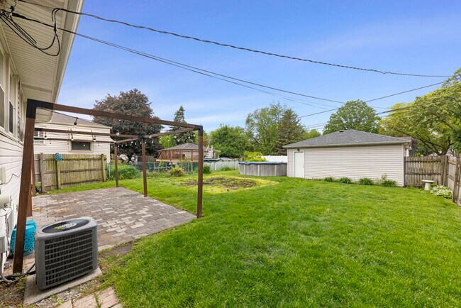 Building Photo - 4500 S Oak Park Ave