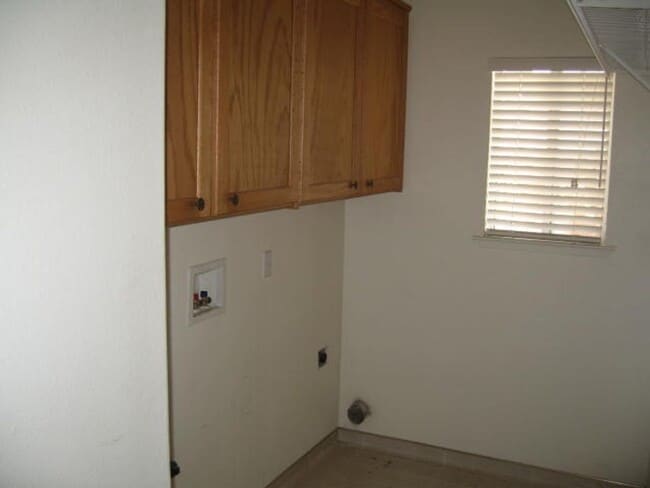 Building Photo - N.E. Fresno Newer Home, 3 car Garage, Like...