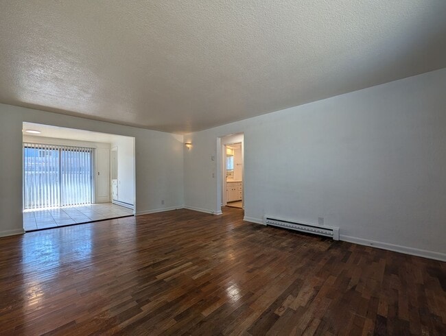 Building Photo - Spacious 2bd/1bth ~ w/ 1 Car Garage - Fantastic Location ~ Close to Everything!!