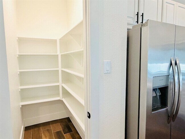 Building Photo - 3401 Riverlawn Dr