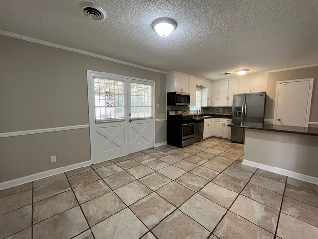 Building Photo - Sweet & Stylish 3 Bedroom 1.5 bath