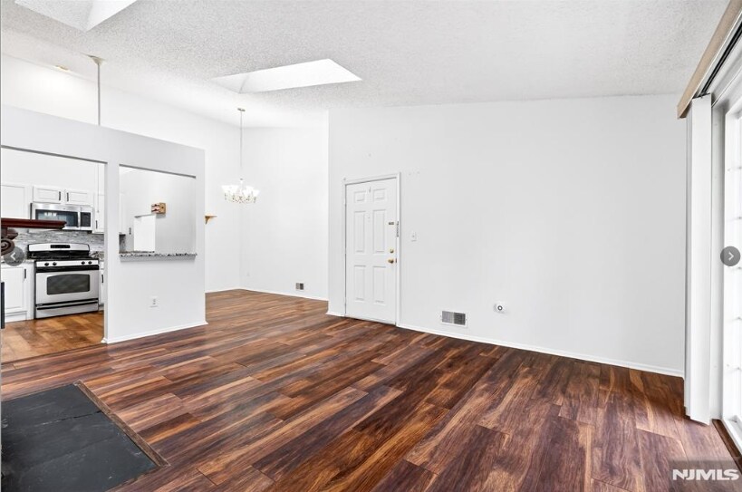 Building Photo - 556 Holly Ct