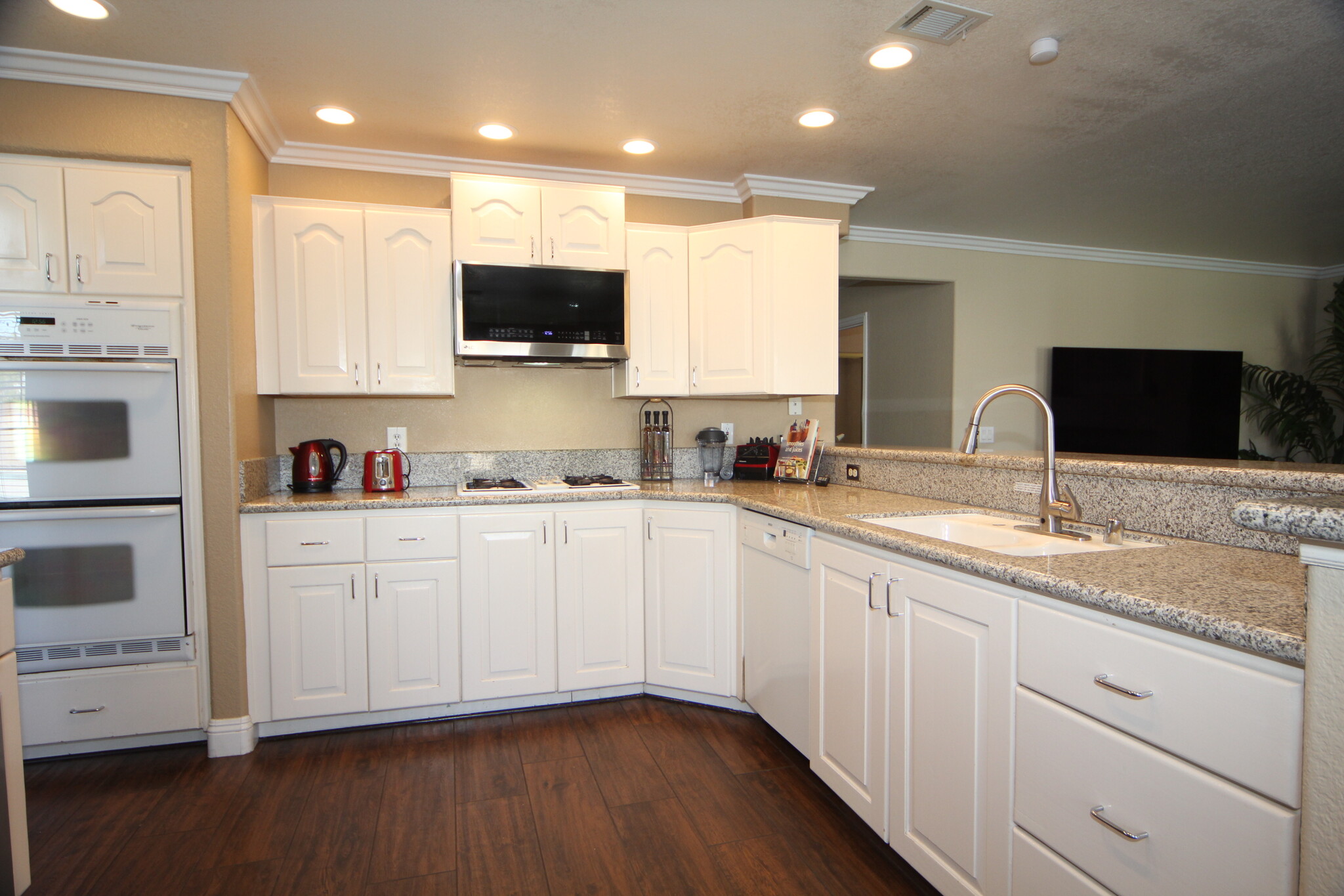 Kitchen - 7444 Forestdale Ct