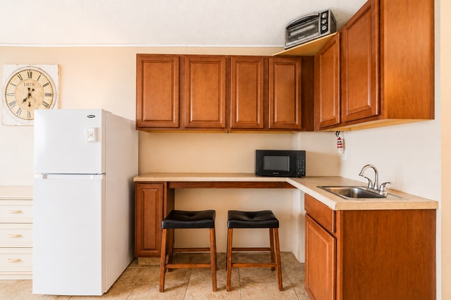 Building Photo - Cozy Studio on the Beach in Daytona Beach Shores