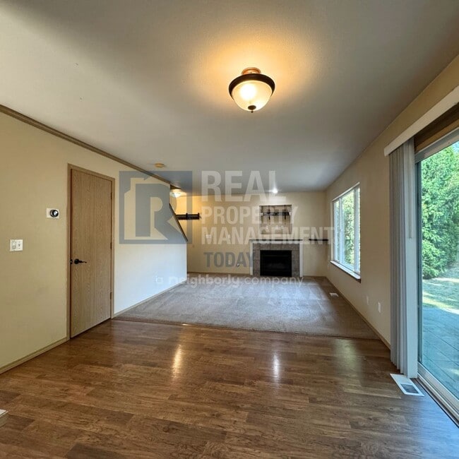 Building Photo - 4 Bedroom Home With A Huge Yard!