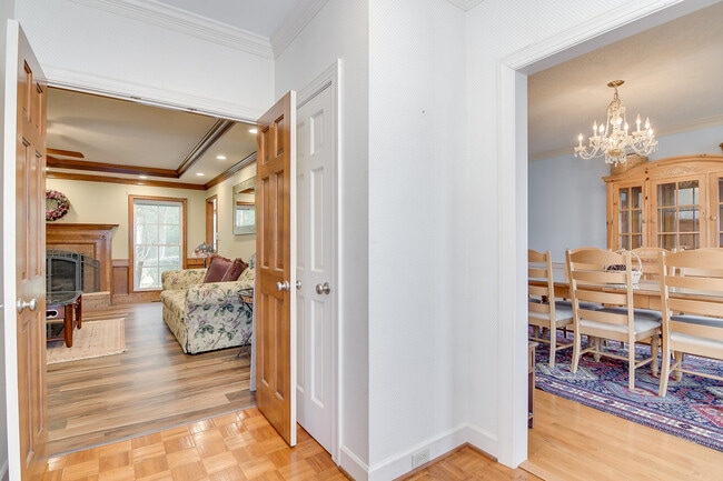 Building Photo - 4117 Knollcrest Cir N