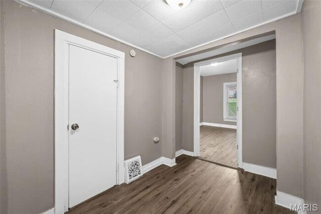 Building Photo - Completely remodeled and move-in ready!