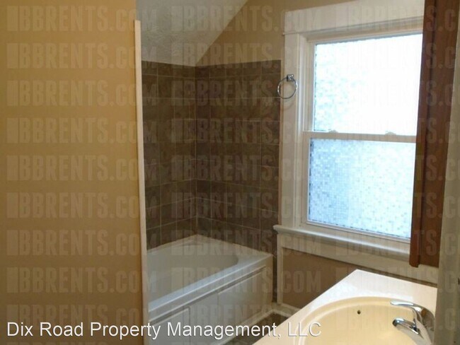 Building Photo - 3 br, 1 bath House - 140 East Norman Avenue,