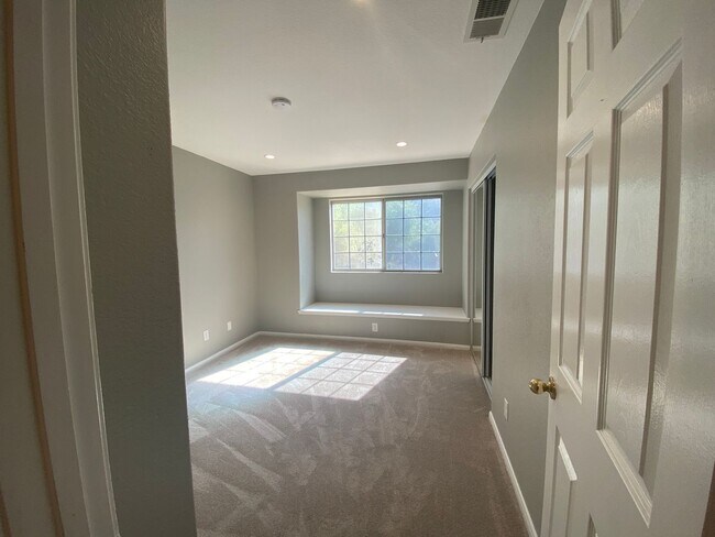 Building Photo - Stunning 4 bedroom Home with a Pool locate...