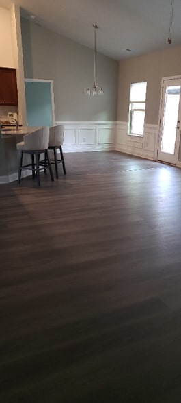 Building Photo - 160 River Glen Dr