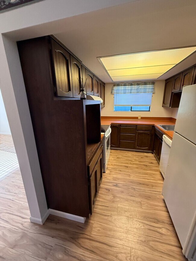 Building Photo - Swanky Retro Living in the Heart of North Everett!