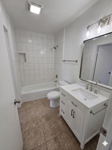 Building Photo - 4165 Tiberon Dr