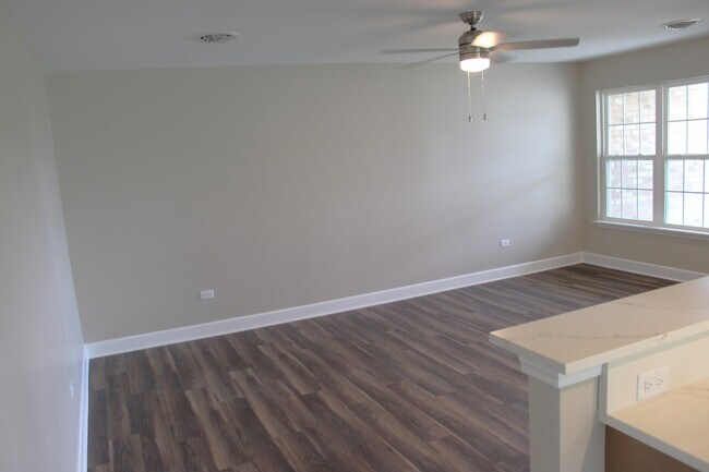 Building Photo - 520 Carriage Ct