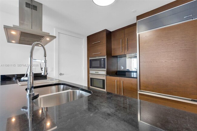 Building Photo - 495 Brickell Ave