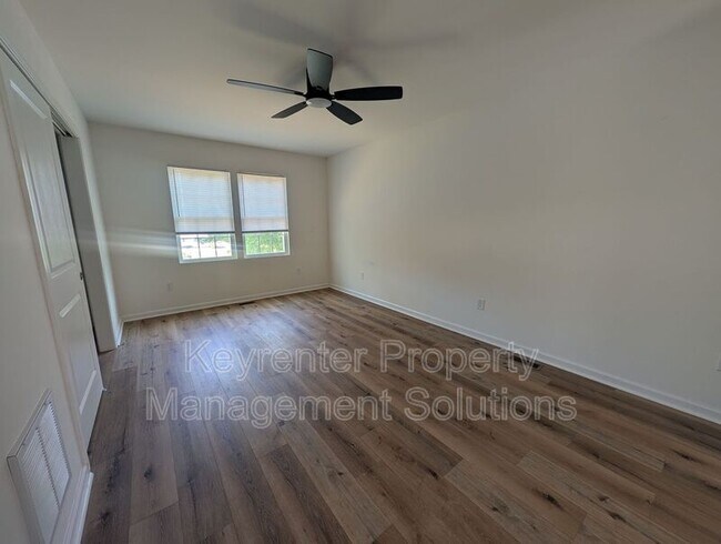 Building Photo - 55 Breezewood Dr