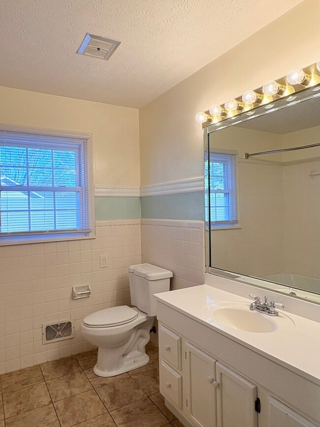 Building Photo - 11 Hightower Ct